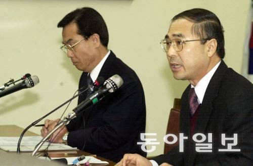 2001년 12월 박성익 수능채점위원장(오른쪽)과 김성동 한국교육평가원장이 그해 치러진 2002학년도 수학능력시험 결과를 발표하는 모습. 난이도 조절에 실패한 2002학년도 수능은 역대 최악의 ‘불수능’으로 기록됐다. 동아일보DB