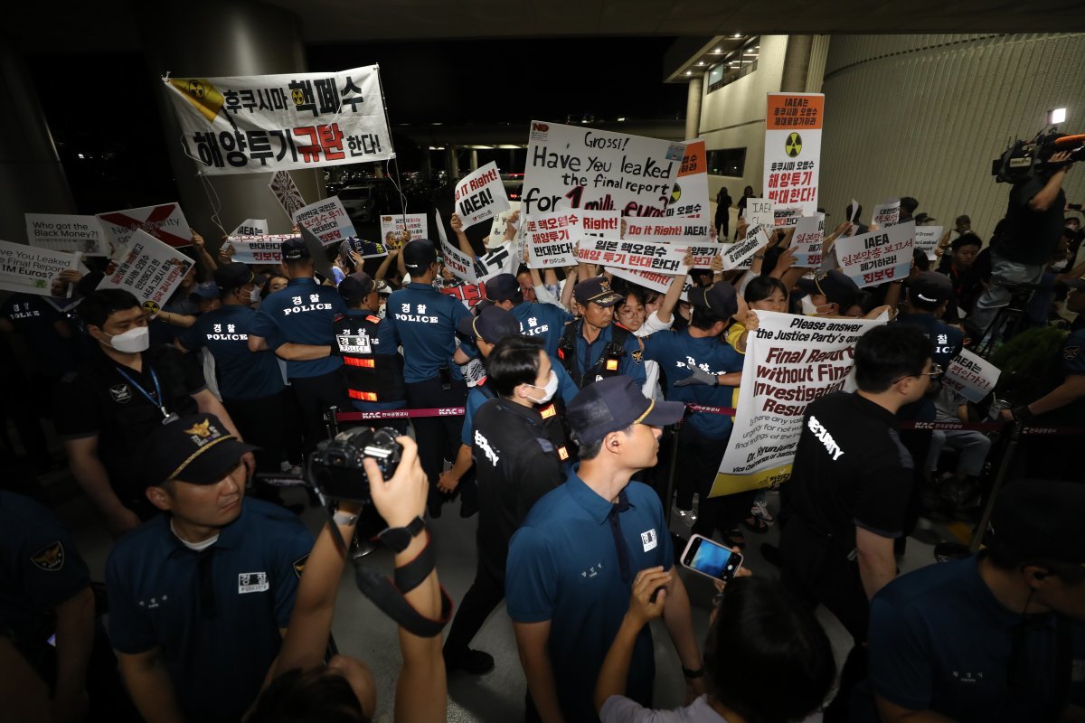 라파엘 그로시 국제원자력기구(IAEA) 사무총장의 입국이 예정된 7일 저녁 서울 강서구 김포공항 국제선에서 정의당과 민주노총을 비롯한 시민단체 회원들이 후쿠시마 원전 오염수 해양 방류를 규탄하며 손 피켓 시위를 하고 있다. 2023.7.7/뉴스1