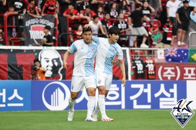 포항 스틸러스를 상대로 득점을 합작한 울산 현대의 주민규(왼쪽)와 설영우(한국프로축구연맹 제공)