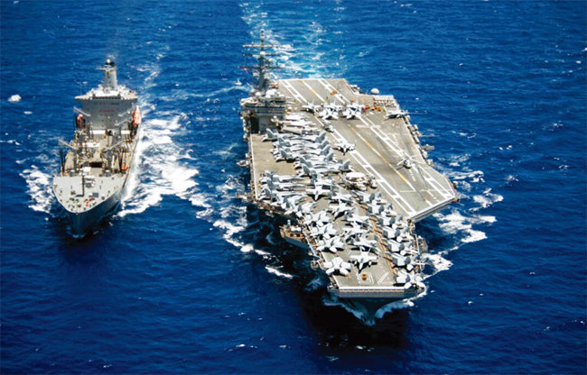 미 해군 핵 추진 항공모함 로널드 레이건함(오른쪽)이 6월 24일 베트남 다낭에 기항하고 있다. [US Navy]