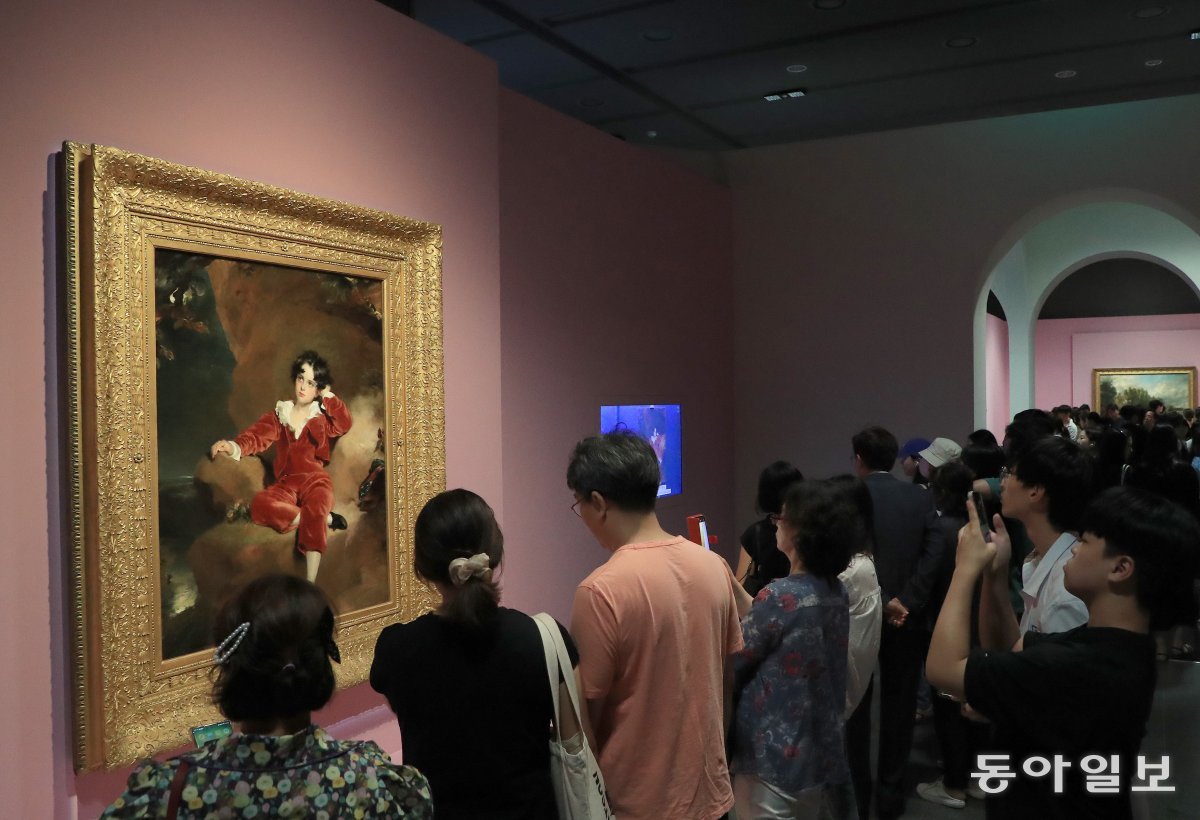 18세기 후반부터 19세기 초반까지 유럽에서 가장 뛰어난 초상화가 중 한 명이었던 토머스 로렌스의 작품 ‘찰스 윌리엄 램튼(레드 보이)’를 감상하고 있는 관객들. 김재명 기자 base@donga.com