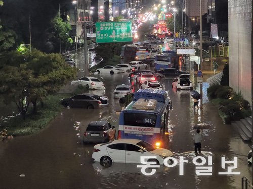 지난해 8월 8일 장마가 끝난 서울에 시간당 최대 140mm의 폭우가 쏟아지면서 강남역 일대가 완전히 물에 잠겼다. 이날 하루 서울에 내린 비는 연간 총 강수량의 30% 수준에 달했다. 이런 극단적인 날씨는 앞으로도 증가할 것으로 보인다. 동아일보DB