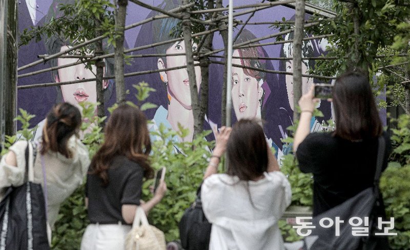 서울 용산구 하이브 사옥에서 세계 각국의 팬들이 BTS 10주년을 축하하며 기념사진을 촬영하고 있다. 송은석 기자 silverstone@donga.com