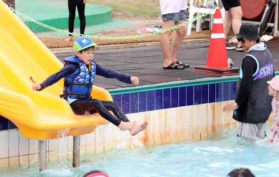 9일 오후 제주시 이호해수욕장 내 풀장에서 아이들이 물놀이를 즐기고 있다.2023.7.9. 뉴스1