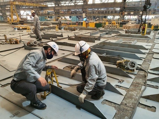 전남지역 조선소에서 근로자가 작업을 하는 모습.(전남도 제공) 2023.7.10/뉴스1