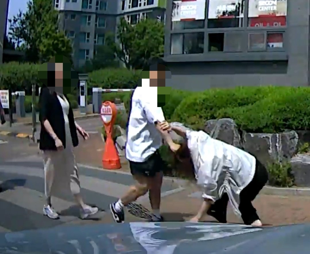 지난 5월 20일 오전 11시경 인천시 남동구 한 아파트 상가 주차장에서 전직 보디빌더 A 씨가 30대 여성 B 씨를 폭행하고 있다. (독자 제공) 뉴시스