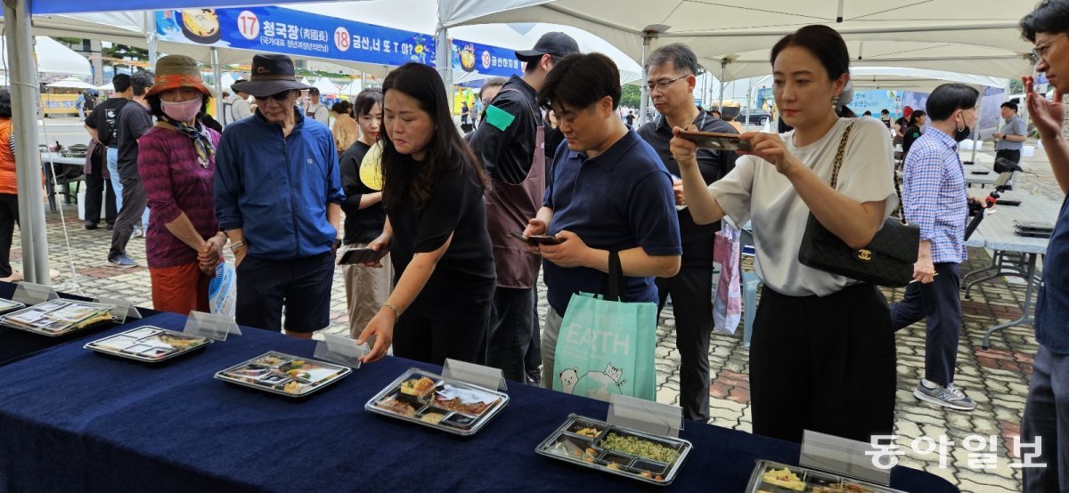 8일 충남 금산에서 열린 삼계 도시락 전국요리경연대회에서 방문객들이 출품한 도시락을 살펴보고 있다. 이기진 기자