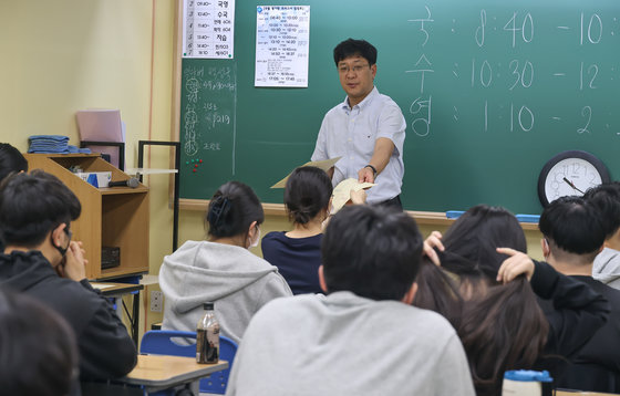 수험생들이 문제지를 받고 있다./뉴스1