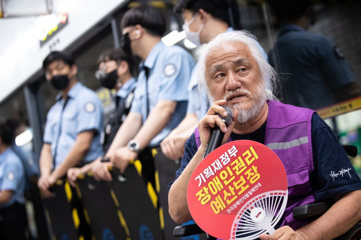 박경석 전국장애인차별철폐연대(전장연) 대표가 3일 서울지하철 4호선 혜화역 승강장에서 열린 장애인 이동권 완전 보장 및 기획재정부의 특별교통수단 예산 편성 등을 촉구하는 퇴근길 선전전에서 발언하고 있다. 전장연은 이날 퇴근길 열차 탑승 선전전을 펼칠 예정이었으나 서울교통공사 측의 선전전 목적 탑승 거부로 승강장에서 선전전을 진행했다. 2023.7.3. 뉴스1