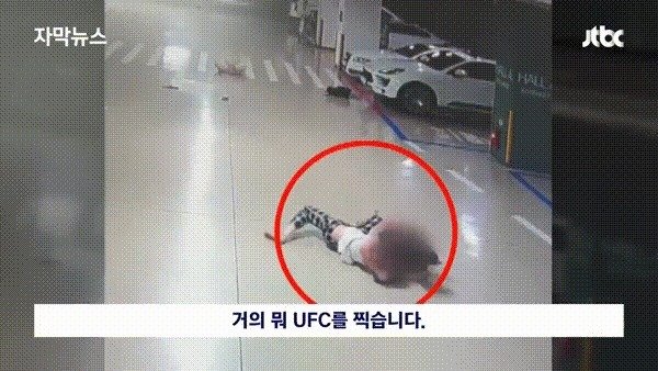 지난달 14일 새벽 4시30분쯤 한 아파트 지하 주차장에서 남성 A씨가 포르쉐 차량을 훼손시킨 뒤 다른 취객과 몸싸움을 벌였다. (JTBC 갈무리)