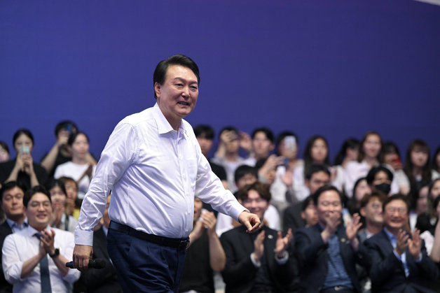 윤석열 대통령이 지난 6일 서울 서초구 플로팅아일랜드 컨벤션홀에서 열린 청년정책 점검회의에 참석하고 있다. (대통령실 제공) 2023.7.6/