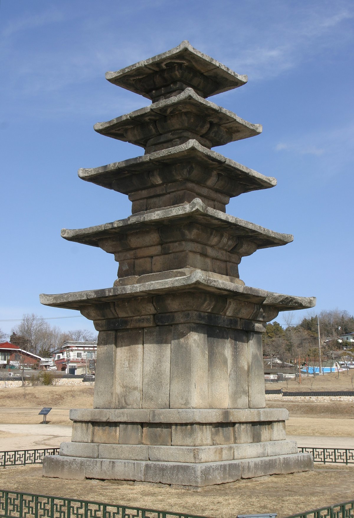 충남 부여 정림사지 오층석탑에는 나당(羅唐) 연합군의 대총관이었던 당나라 장군 소정방의 지시로 새겨진 ‘대당평백제국’(당나라가 백제를 평정하다)으로 시작하는 기공문이 남아 있다. 이한상 교수 제공