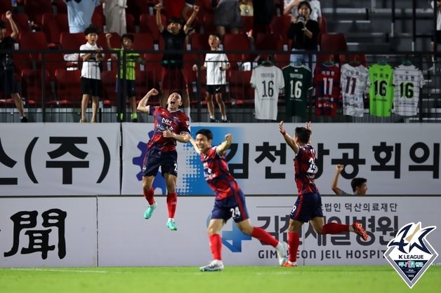 김천 상무의 공격수 조영욱(왼쪽)