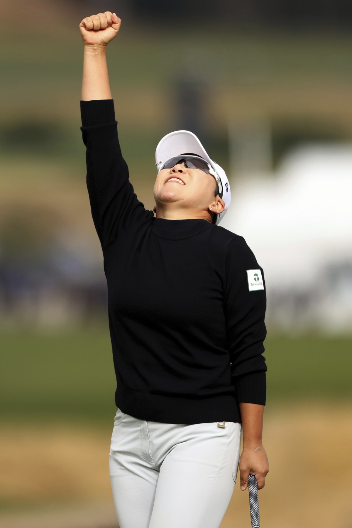 신지애가 10일 미국여자프로골프(LPGA)투어 메이저 대회 US여자오픈 최종 4라운드 마지막 18번홀(파5)에서 오르막 버디 퍼트를 성공한 뒤 하늘을 향해 주먹을 내지르고 있다. 페블비치=AP 뉴시스