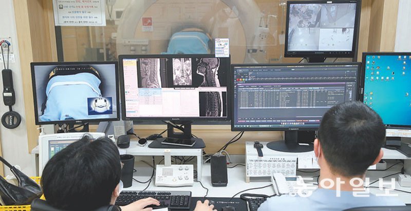 같은 병원에 있는 자기공명영상(MRI) 촬영 장치는 총 3대인데, 뇌혈관 질환을 촬영할 수 있는 MRI는 2대뿐이다. 전영한 기자 scoopjyh@donga.com