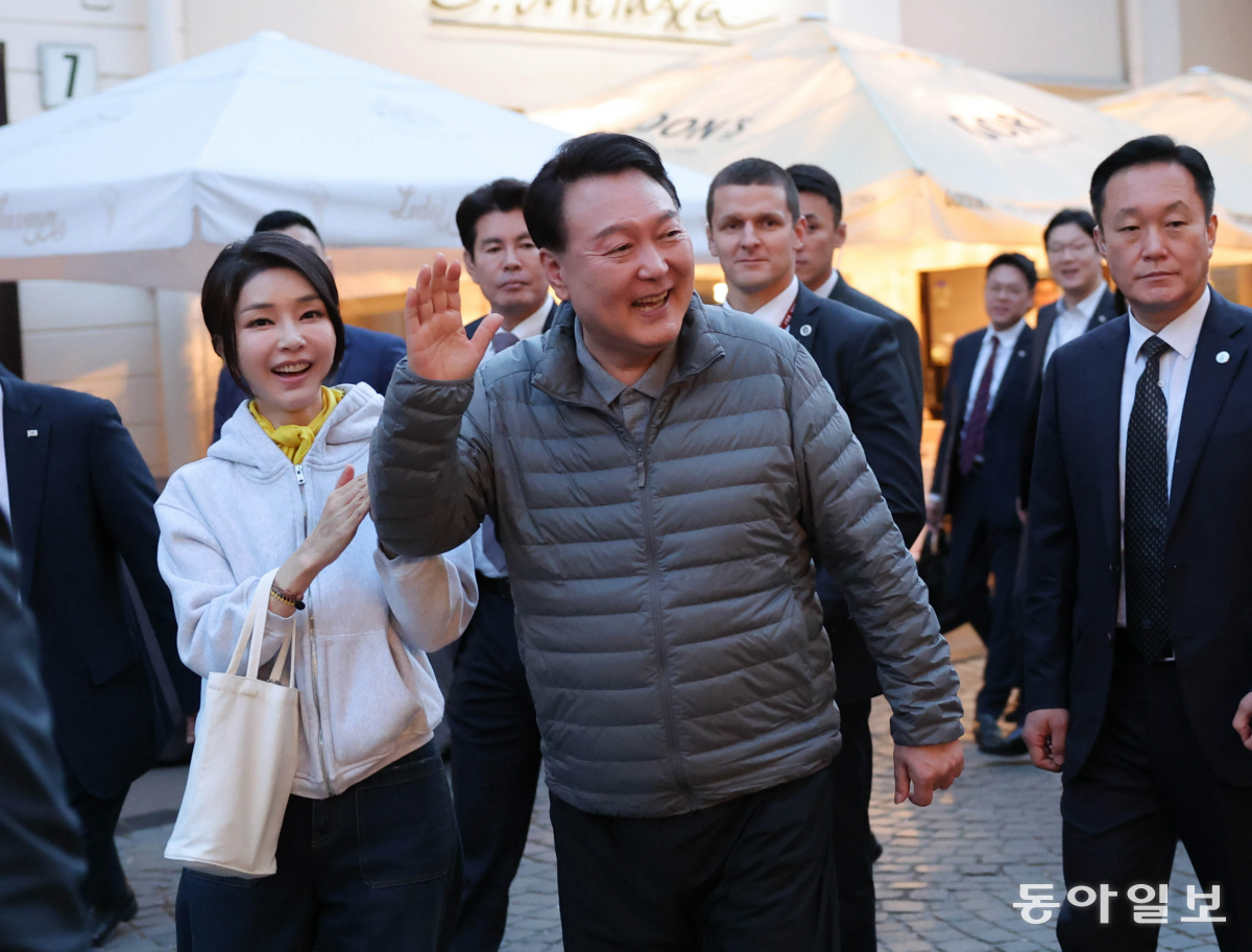 북대서양조약기구(NATO·나토) 정상회의 참석차 리투아니아를 방문 중인 윤석열 대통령이 10일(현지시간) 경량 패딩을 입고 빌뉴스 구시가지를 산책하고 있다.  대통령실 제공