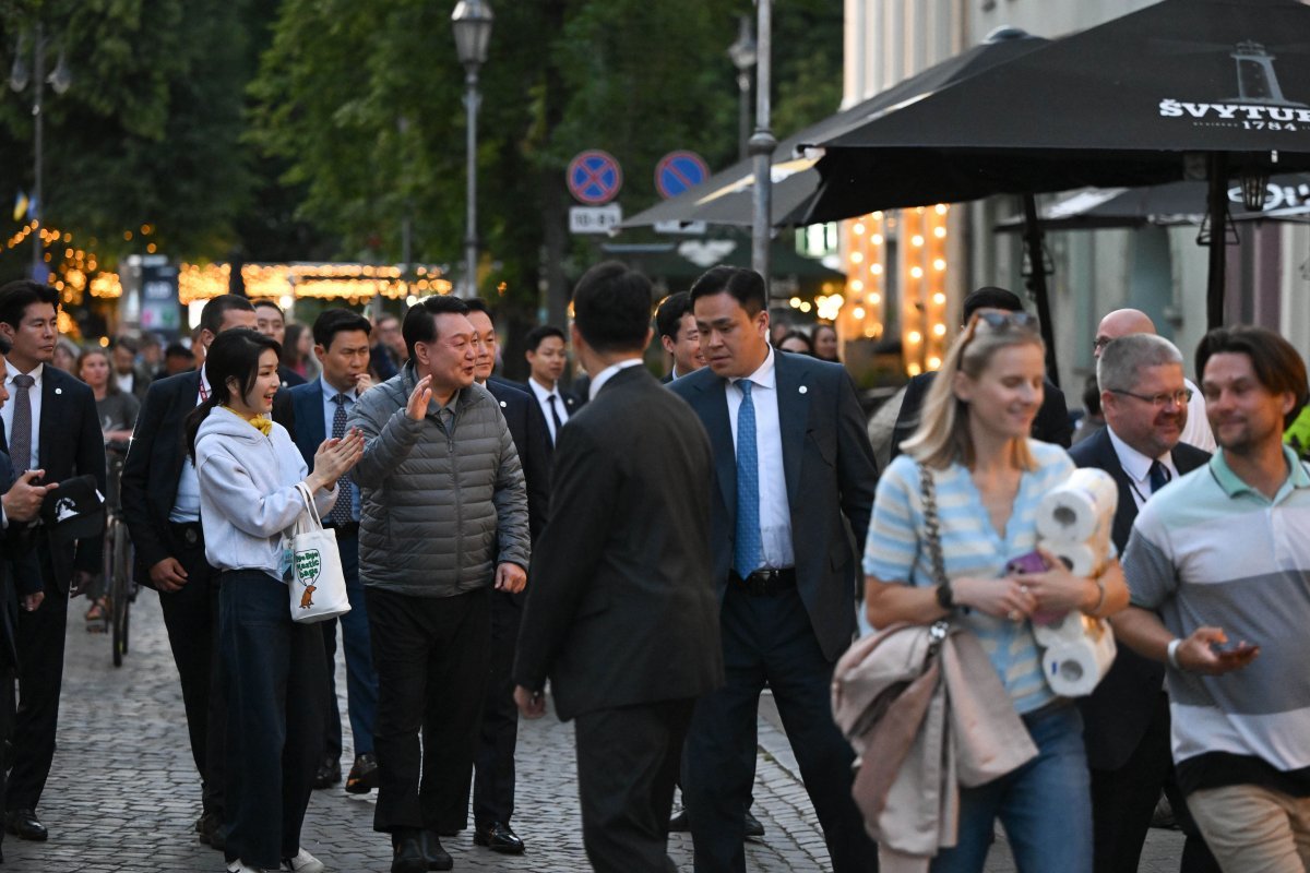 북대서양조약기구(NATO·나토) 정상회의 참석차 리투아니아를 방문 중인 윤석열 대통령과 김건희 여사가 10일(현지시간) 빌뉴스 구시가지를 산책하고 있다. 빌뉴스 구시가지는 유네스코에 의해 세계문화유산으로 등재된 곳이다. 대통령실 제공