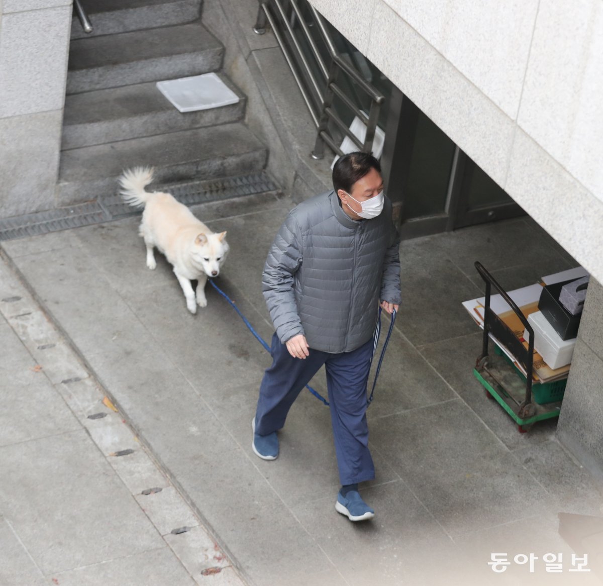 2020년 12월 18일 당시 윤석열 검찰총장이 반려견 ‘토리’와 함께 서울 서초구 자택 인근을 산책하고 있다. 김동주 기자 zoo@donga.com