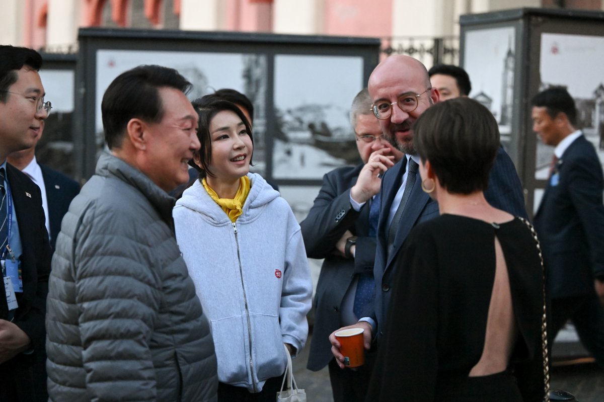 북대서양조약기구(NATO·나토) 정상회의 참석을 위해 리투아니아를 방문한 윤석열 대통령과 부인 김건희 여사가 10일(현지시간) 빌뉴스 구시가지를 산책하던 중 샤를 미셸 유럽연합 상임의장 내외와 만나 대화하고 있다. 사진공동취재단