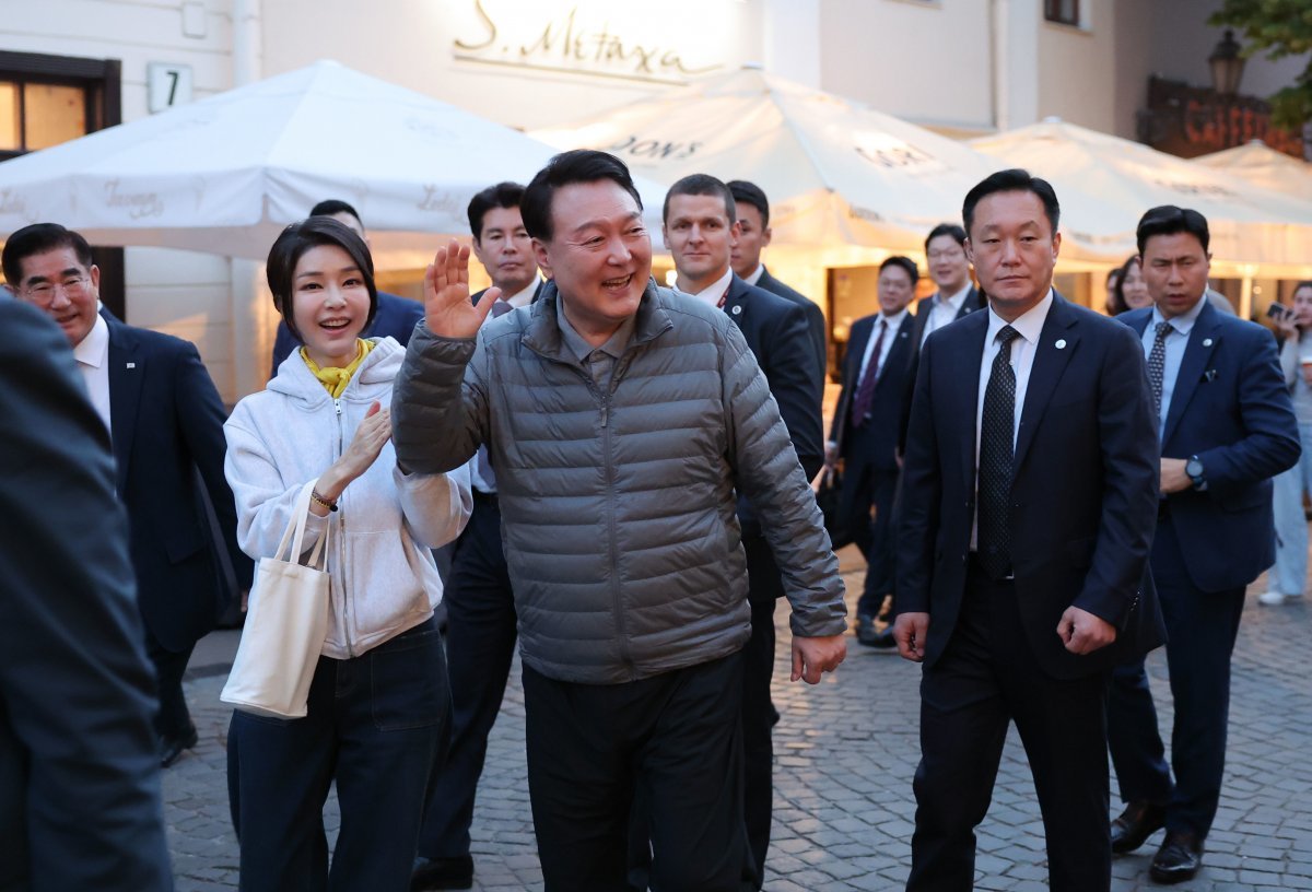 북대서양조약기구(NATO·나토) 정상회의 참석을 위해 리투아니아를 방문한 윤석열 대통령과 부인 김건희 여사가 10일(현지시간) 빌뉴스 구시가지를 산책하던 중 샤를 미셸 유럽연합 상임의장 내외와 만나 기념촬영하고 있다. 사진공동취재단