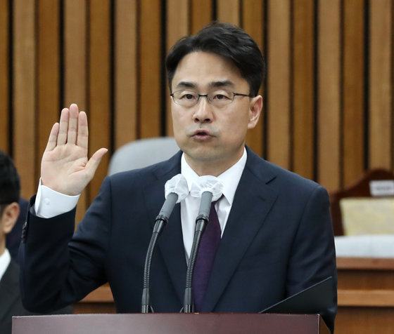 권영준 대법관 후보자가 11일 서울 여의도 국회에서 열린 인사청문특별위원회 전체회의에서 선서하고 있다. 2023.7.11/뉴스1