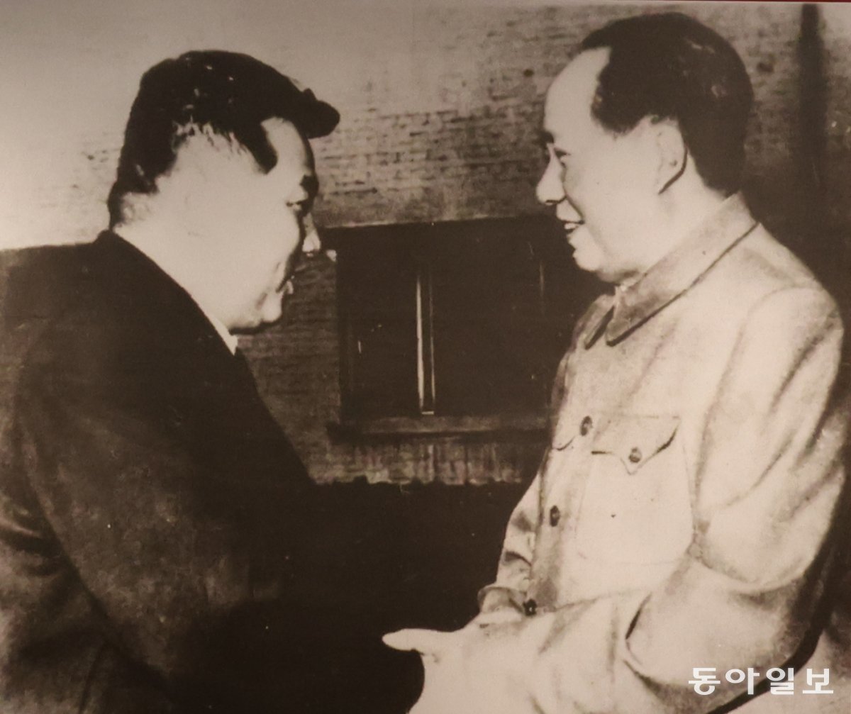 중국 단둥 항미원조기념관에 전시된 마오쩌둥과 김일성의 악수 사진.   단둥 = 홍진환 기자