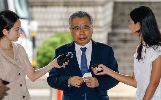 이른바 ‘가짜 수산업자’에게 뇌물 받은 혐의로 기소된 박영수 전 특별검사가 11일 서울 서초동 서울중앙지법에서 열린 부정청탁및금품등수수의금지에관한법률위반 혐의 1차 공판에 출석하고 있다. (공동취재) 2023.7.11/뉴스1