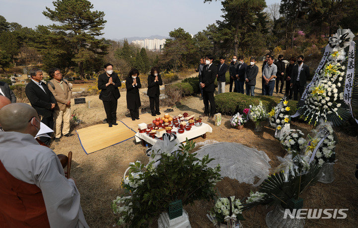남양주 모란공원 민주열사묘역에서 고(故) 박원순 전 서울시장 묘소 이장 안장식이 진행되고 있다. 뉴시스