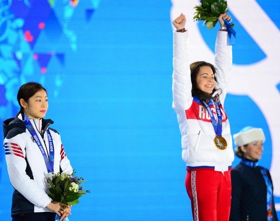 ‘피겨여왕’ 김연아가 22일(한국 시간) 러시아 소치 해안클러스터의 올림픽 파크 내 메달 프라자에서 열린 피겨 여자 싱글 시상식에서 은메달을 목에 걸고 미소짓고 있다. 1위 아델리나 소트니코바(러시아),2위 김연아(대한민국),3위 카롤리나 코스트너(이탈리아)2014.2.22/뉴스1