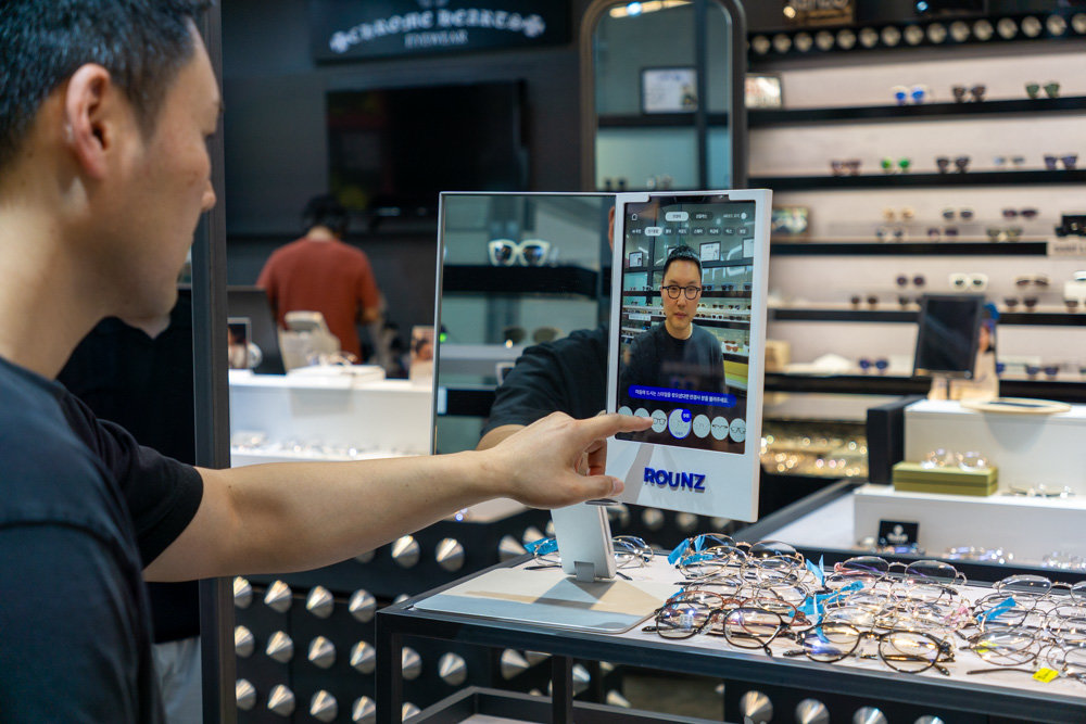 이스트소프트 한동윤 팀장이 라운즈 미러 기능을 소개하고 있다. 출처=IT동아