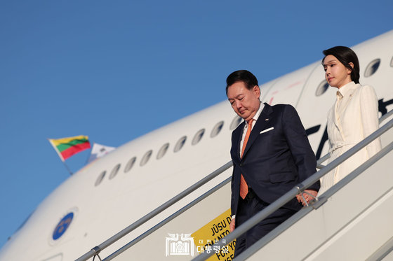 나토 정상회의 참석을 위해 리투아니아를 방문한 윤석열 대통령과 김건희 여사가 지난 10일(현지시간) 빌뉴스 국제공항에 도착해 공군 1호기에서 내리고 있다. 대통령실 홈페이지