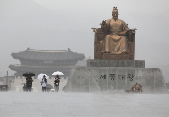 전국 대부분의 지역에 호우특보가 내려진 11일 오후 서울 광화문광장에서 우산을 쓴 시민들이 장대비를 피해 발걸음을 재촉하고 있다. 2023.7.11/뉴스1