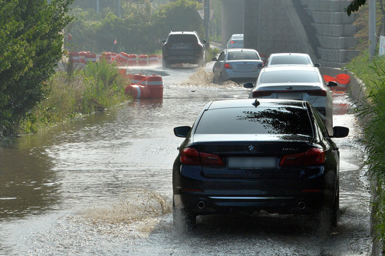 비 내리는 도로. 2022.6.16/뉴스1