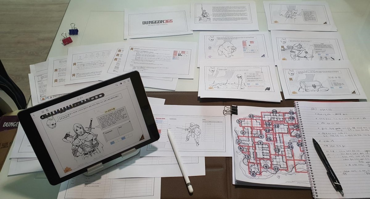 보드게임 제작을 위해 아이디어 작업 중인 모습_본인 제공