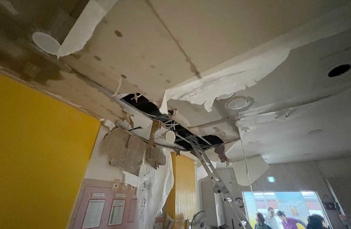 11일 오후 광주 북구 한 아파트단지 내 어린이집 보육실 천장이 무너졌으나 인명피해는 없었다. 많은 비가 한꺼번에 내리면서 천장 위 빗물받이관이 이탈하면서 생긴 틈으로 물이 샌 것으로 잠정 파악됐다. (사진=광주 북구 제공)