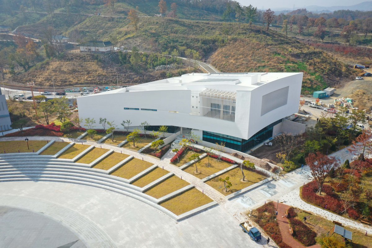 충북 영동의 자연을 담은 힐링 체험 공간인 레인보우 힐링센터가 15일 문을 연다. 영동군 제공
