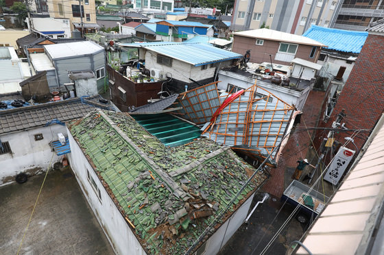 11일 오후 대구 도심에 기습적인 폭우가 쏟아진 가운데 중구 남산동의 한 주택 지붕이 크게 파손된 채 옆집에 걸쳐 있다. 2023.7.11 뉴스1