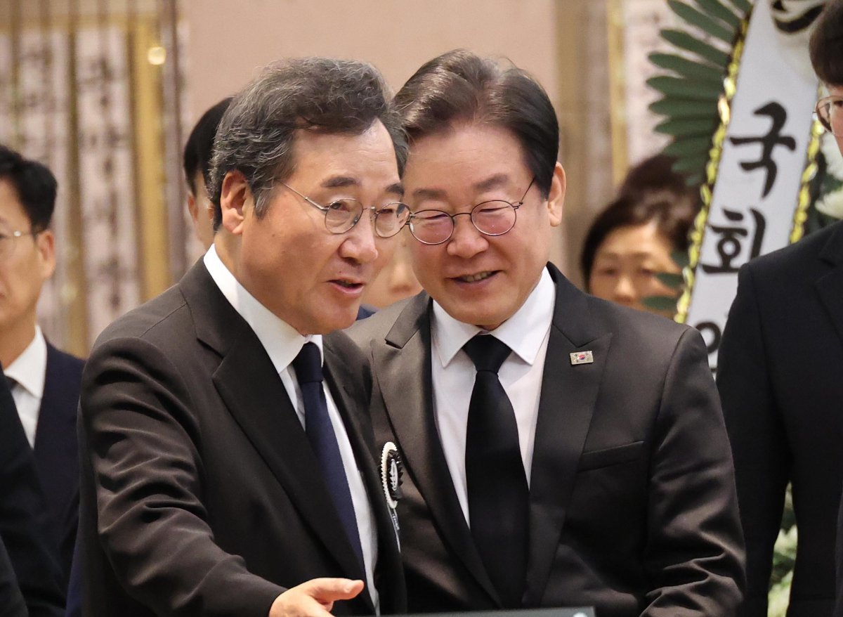 이낙연 더불어민주당 전 대표(왼쪽)가 지난 4월 9일 서울 강남구 삼성서울병원 장례식장을 찾아 조문을 마친 이재명 더불어민주당 대표를 배웅하고 있다. 사진공동취재단