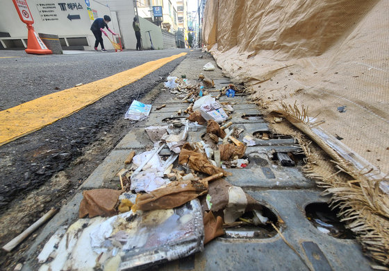 서울 강남역 인근 빗물받이(배수구)가 담배꽁초와 각종 쓰레기로 가득 차 있다.  ⓒ News1