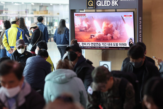 서울역 대합실에서 북한의 탄도미사일 발사 관련 뉴스가 나오고 있다. 2023.3.27/뉴스1 ⓒ News1