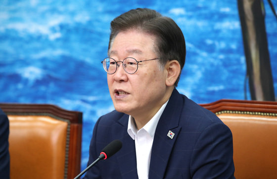 이재명 더불어민주당 대표가 12일 오전 서울 여의도 국회에서 열린 최고위원회의에서 모두발언을 하고 있다. 2023.7.12/뉴스1