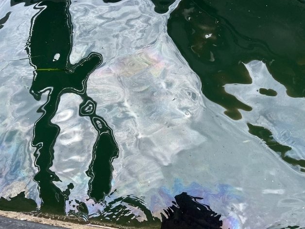 전남 여수 해상에 무지개빛 기름띠가 펼쳐져 있다.(여수해경 제공)2023.7.12/뉴스1