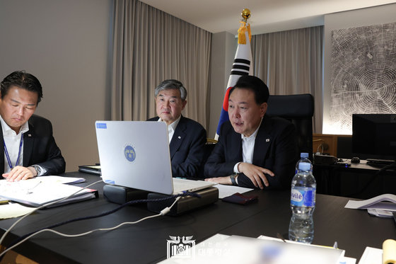 윤석열 대통령이 12일(현지시간) 리투아니아 빌뉴스에서 북한의 장거리탄도미사일 발사와 관련한 긴급 국가안전보장회의(NSC) 상임위원회를 화상으로 주재하고 있다. (대통령실 홈페이지) 2023.7.12