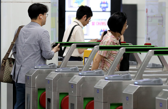 서울 대중교통 요금을 결정하는 물가대책위원회 개최일인 12일 오전 서울 종로구 광화문역에서 시민들이 개찰구를 통과하고 있다. 2023.7.12/뉴스1