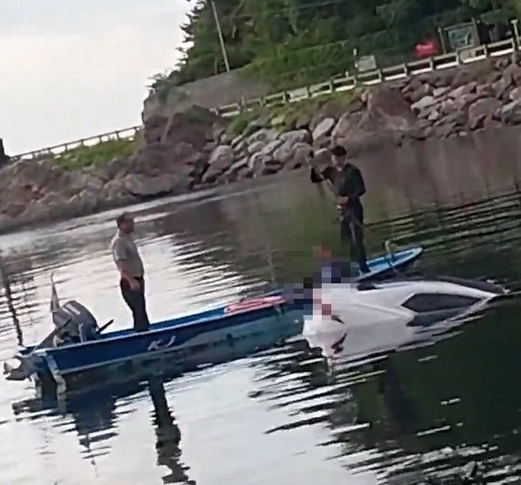 12일 오전 5시 56분경 강원 강릉시 심곡항에서 차량 익수자를 심용택 씨와 홍시호 씨가 구조하고 있다. 동해해양경찰서 제공