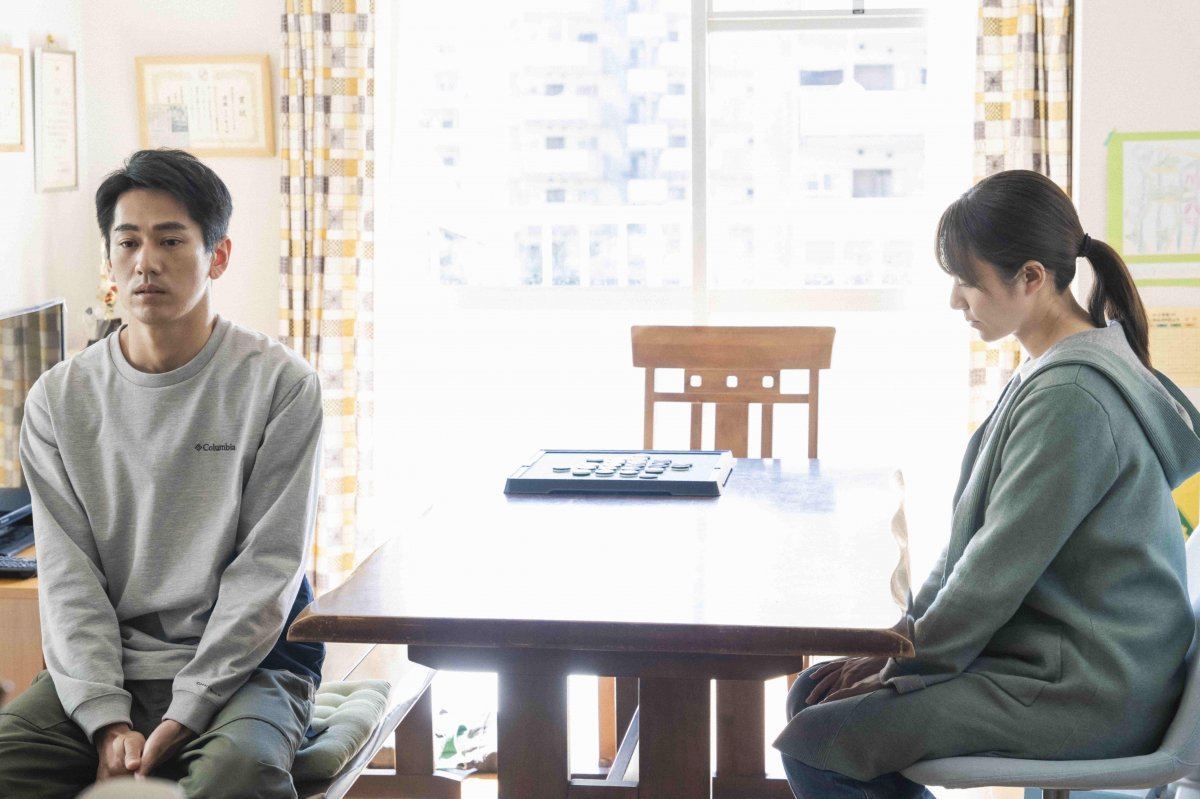 영화 ‘러브 라이프’에서 다에코(오른쪽·기무라 후미노)가 재혼한 남편 지로(나가야마 겐토)와 처음으로 속마음을 터놓고 이야기하고 있다. 엠엠엠인터내셔널 제공