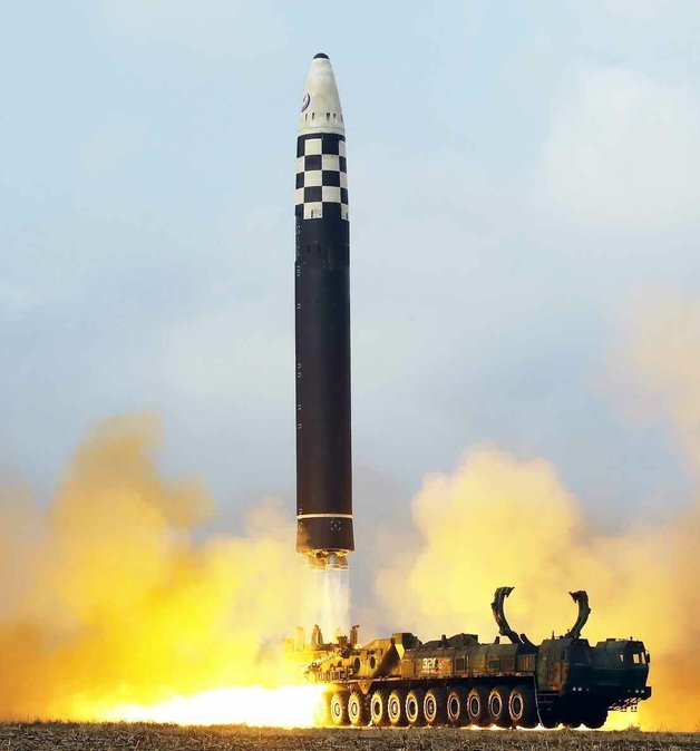 북한 대륙간탄도미사일(ICBM) ‘화성-17형’. (평양 노동신문=뉴스1)