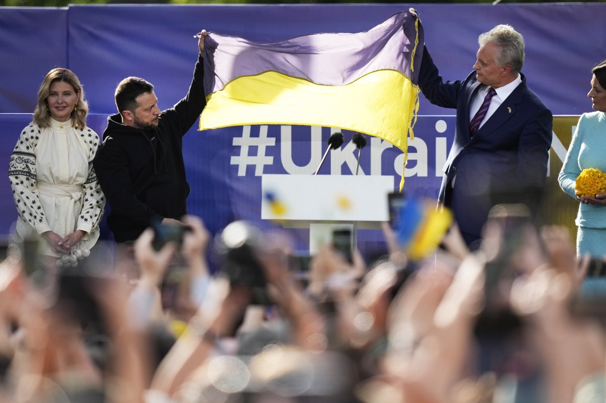 볼로디미르 젤렌스키 우크라이나 대통령(왼쪽)이 11일(현지 시간) 리투아니아 빌뉴스 북대서양조약기구 정상회의에서 기타나스 나우세다 리투아니아 대통령(오른쪽)과 우크라이나 국기를 펼쳐 보이고 있다. 빌뉴스=AP 뉴시스