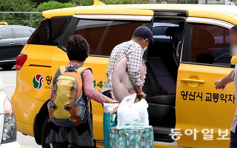 12일 오후 병원의 요청에 한 환자가 요양병원 구급차를 이용해 퇴원하고 있다. 양산=전영한 기자 scoopjyh@donga.com