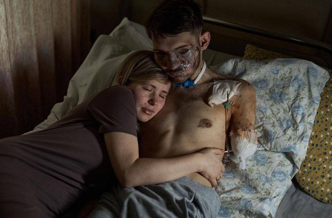 우크라이나군 병사 안드리이와 아내 알리나가 같이 누워있는 모습. 안톤 헤라셴코 내무부 고문 트위터 캡처